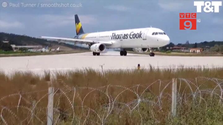 Clip: Đứng gần máy bay đang cất cánh, du khách bị thổi bay người