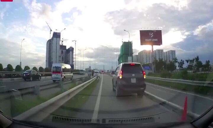 Nhiều ô tô đỗ xe đột ngột giữa đường cao tốc, gây bất ngờ cho xe sau
