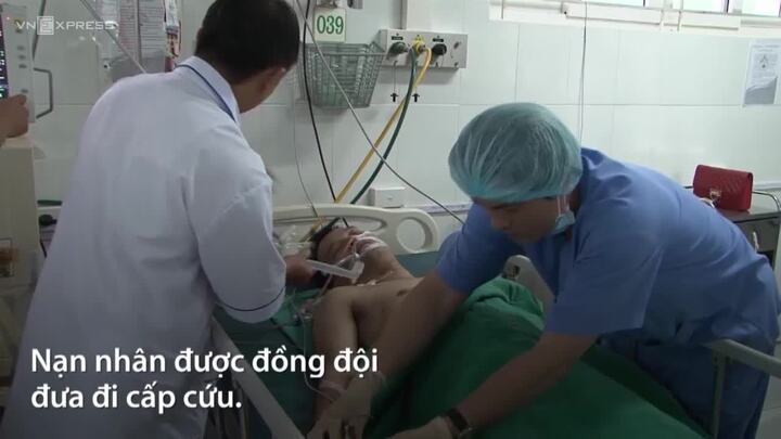 Video: Trung úy cảnh sát bị đâm trọng thương khi khám nhà nghi can buôn ma túy