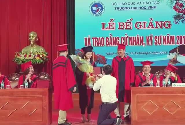 Giảng viên quỳ gối cầu hôn nữ sinh viên trong lễ tốt nghiệp đại học gây tranh cãi