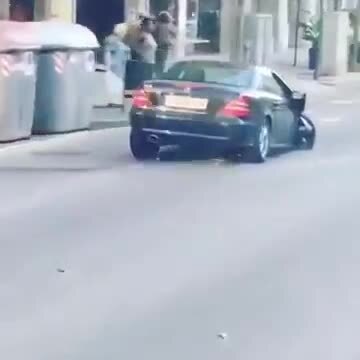 Hãi hùng Mercedes mất 1 bánh vẫn phi như bay trên đường phố