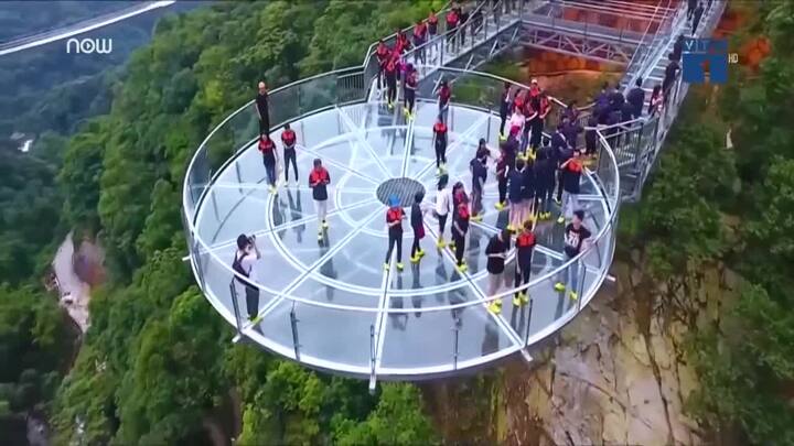 Thót tim đi trên cầu kính lớn nhất thế giới ở Trung Quốc