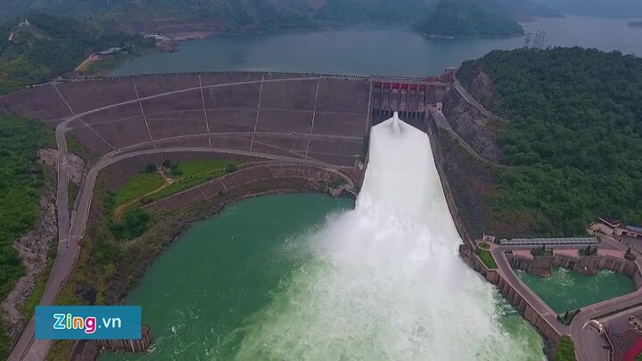 Thuỷ điện Hoà Bình xả lũ sáng 7/7 nhìn từ flycam