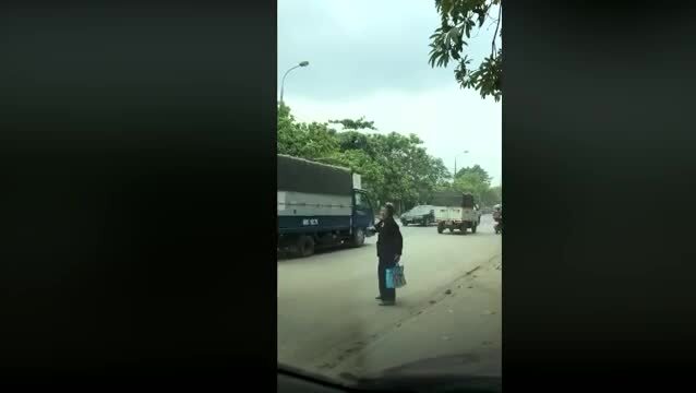 Clip: Tài xế xe tải đốn tim cư dân mạng nhờ hành động cực đẹp này