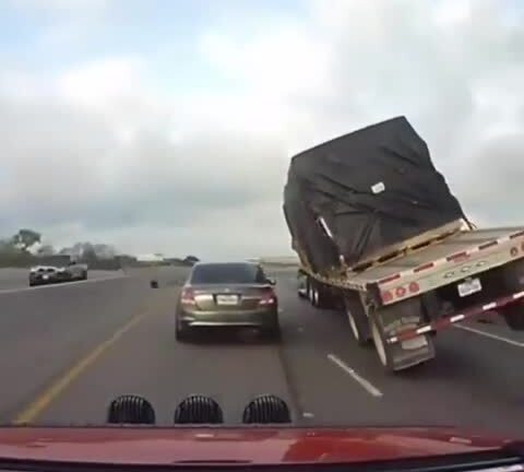 Dựng tóc gáy khi xe container suýt lật nghiêng đè bẹp xe con