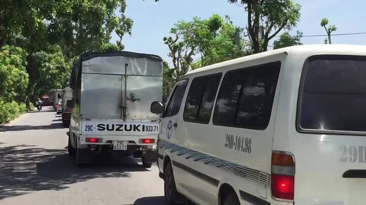 Video: Xe con, xe tải nườm nượp trốn trạm BOT gây tắc cả đường làng