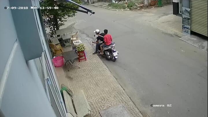 Clip: Thanh niên đi xe SH ăn trộm sầu riêng bán trên phố