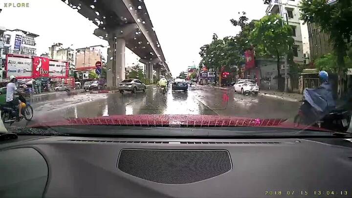 Clip: Ô tô phóng bạt mạng té nước mưa vào người đi đường