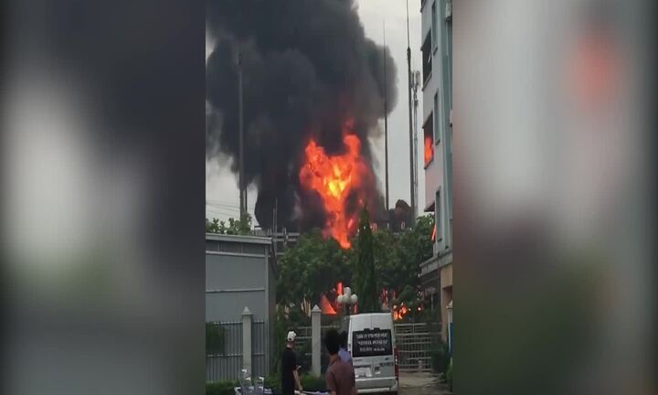 Clip: Nổ trạm điện ở Bắc Ninh, lửa ngùn ngụt cháy