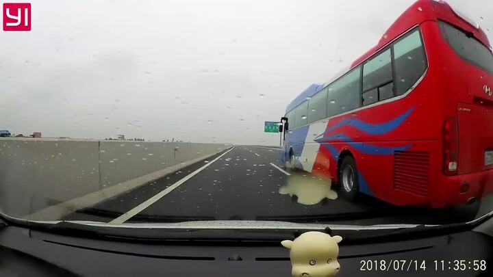 Clip: Đang chạy tốc độ cao, ốp cửa xe khách văng suýt trúng xe ô tô đi bên cạnh