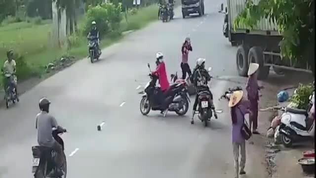 Clip: Xe container lao vào nhà dân khiến 1 bé gái chết tại chỗ, 4 người bị thương