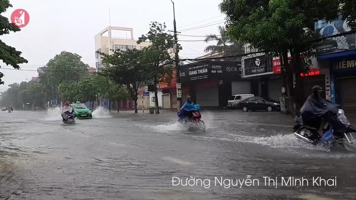 Áp thấp tiến gần bờ, dân Nghệ An bì bõm đi làm trong biển nước