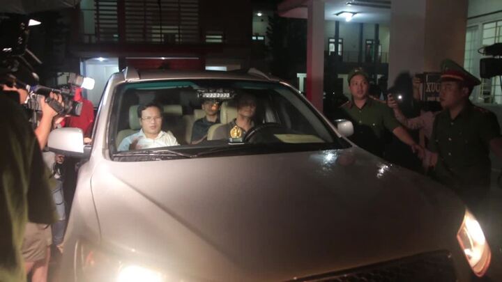 Video: Đoàn công tác Bộ Giáo dục trắng đêm kiểm tra nghi vấn điểm thi ở Sơn La