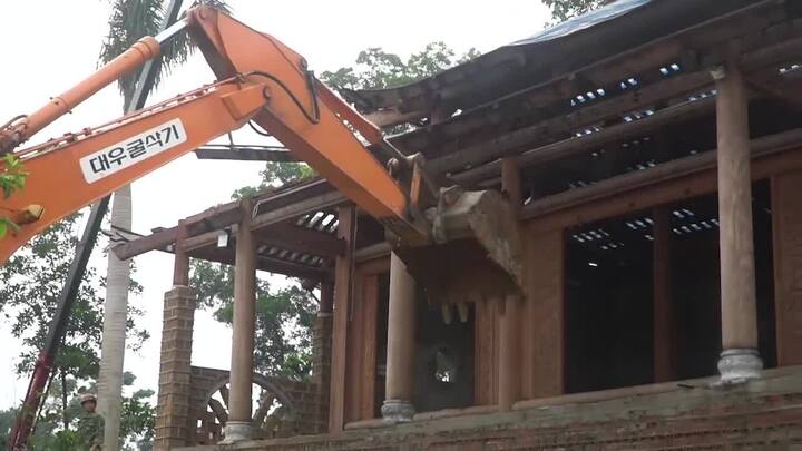 Video: Cận cảnh máy xúc đánh sập cung điện thờ thiên xây trái phép ở Hà Nội