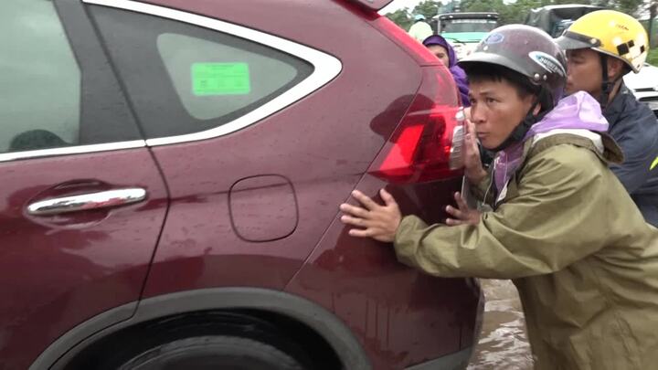 Video: Đại lộ Thăng Long ngập hơn nửa mét, xe chết máy hàng loạt, tắc dài gần 5km