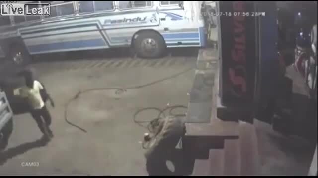 Lốp xe đang bơm phát nổ, một thợ chết thương tâm