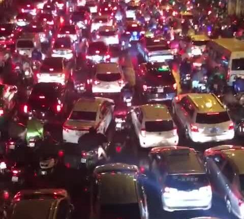 Clip: Đường Hà Nội tắc kinh hoàng, hàng ngàn phương tiện 'chôn chân' dưới mưa