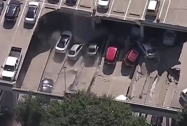 Clip: Bãi đỗ xe đổ sập như tận thế, chôn vùi hàng chục ô tô