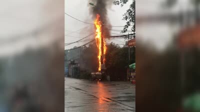 Clip: Cột điện ở Hà Nội bốc cháy ngùn ngụt, phát nổ như pháo hoa