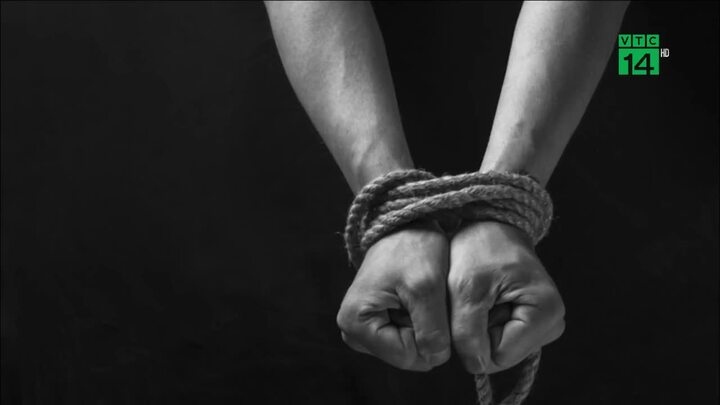 Cô gái tự cứu mình khỏi kẻ bắt cóc nhờ hành động cực thông minh