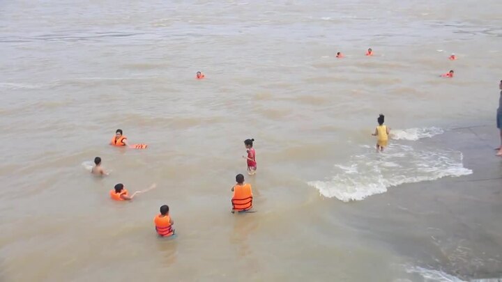 Thủy điện Hòa Bình xả cửa đáy, dân nô nức đưa trẻ em ra tắm bất chấp nguy hiểm