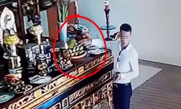 Clip: Người đàn ông bảnh bao thò tay lên bàn thờ trộm tiền viếng chùa ở Vĩnh Phúc