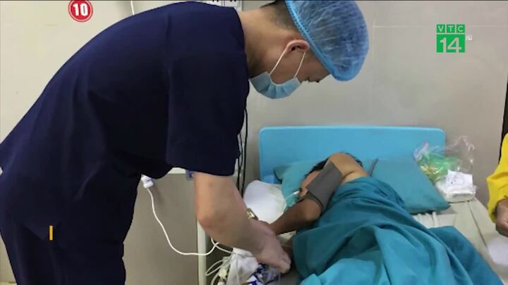 Uống rượu đến vỡ tĩnh mạch, nôn ra máu