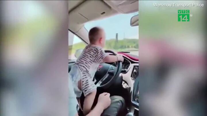 Clip: Cậu bé còn đang quấn tã lái ô tô chạy băng băng trên đường gây phẫn nộ