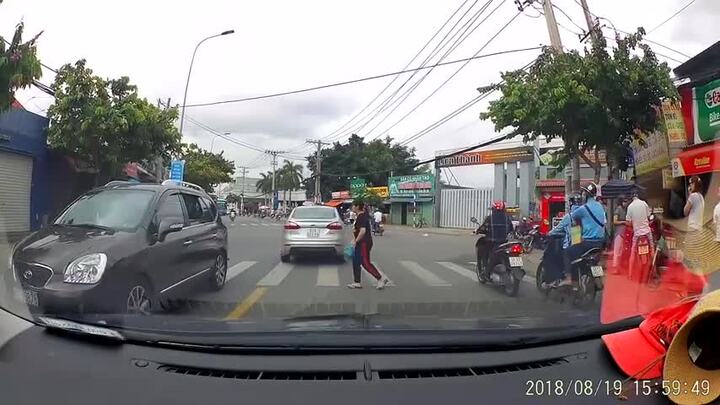 Clip: Được ô tô nhường đường, cô gái trẻ rối rít cúi đầu cảm ơn