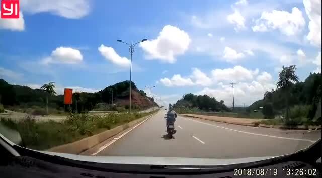 Clip: Mặc tài xế bấm còi inh ỏi, nữ 'ninja' vẫn vô tư tạt đầu