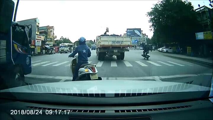 Clip: Dừng đèn đỏ sai làn, nữ 'ninja' chắn đường hàng loạt xe