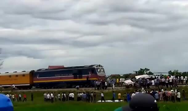 Clip: Cố vượt, ô tô bị tàu hỏa đâm tan nát ở Nghệ An