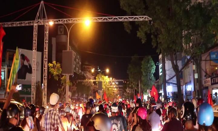 Hàng ngàn cổ động viên đất Tây Đô trắng đêm sau chiến thắng lịch sử của Olympic Việt Nam