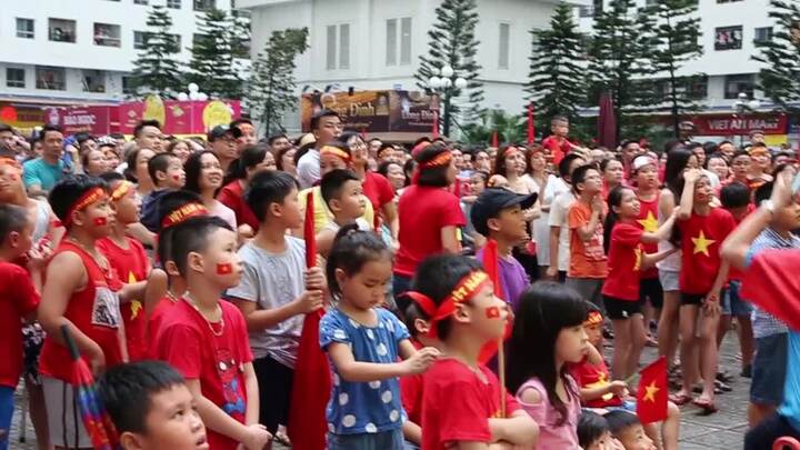 Hàng trăm người lớn, trẻ nhỏ đổ ra sân HH Linh Đàm cổ vũ cho tuyển Việt Nam