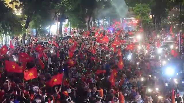 Video: Người Hà Nội tạo 'biển cờ' ở Hồ Gươm dù Olympic Việt Nam thua cuộc