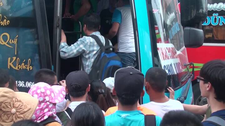Video: Dòng người đổ ra các bến xe, chen chúc để có vé về quê nghỉ lễ 2/9