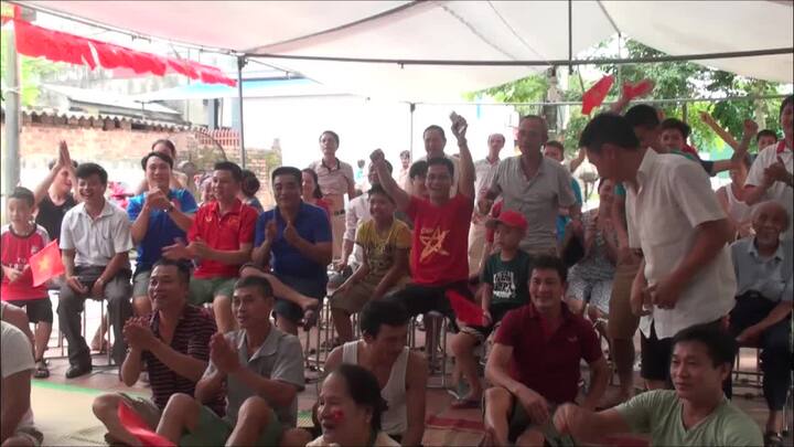 Video: Không khí cổ vũ bóng đá sôi động tại nhà cầu thủ Quang Hải