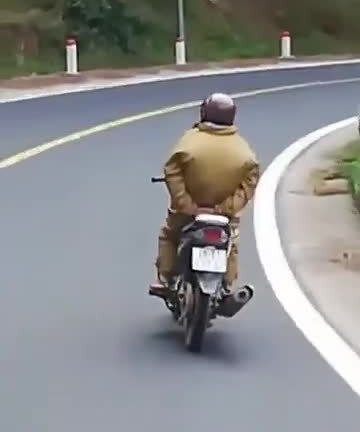 Xác định nam thanh niên chạy xe máy buông 2 tay 'làm xiếc' trên đèo Prenn