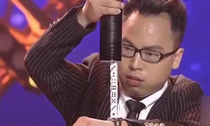 Thần bài Trung Quốc làm 'ma thuật' với xúc xắc khiến người xem lác mắt
