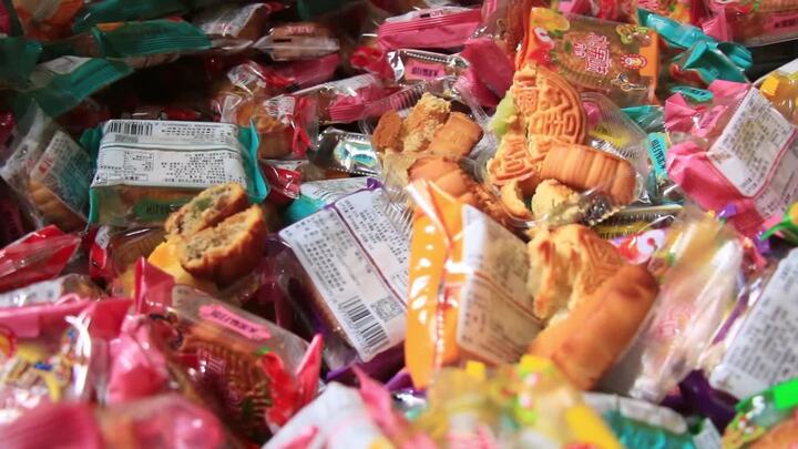Video: Thu giữ gần 2.000 bánh trung thu siêu rẻ nhãn mác Trung Quốc