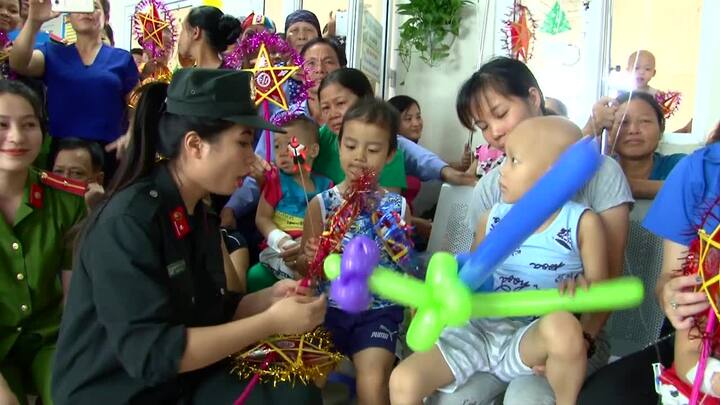 Video: Trung thu sớm cho các bệnh nhi tại Bệnh viện K