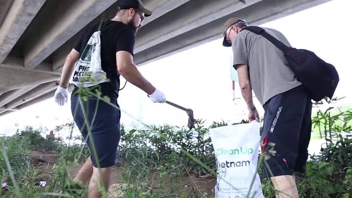Video: 2 ông Tây và ngàn bạn trẻ đi bộ nhặt rác ở Hà Nội