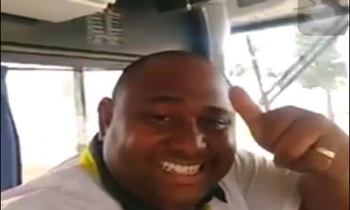 Clip: Tài xế hồn nhiên buông vô lăng khi xe đang chạy và cái kết 'ngã ngửa'