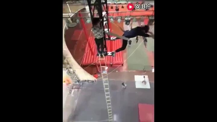 Clip: Cận cảnh diễn viên xiếc khổ luyện khiến người xem dựng tóc gáy