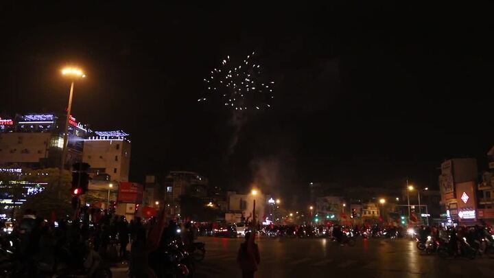 Clip: CĐV Hà Nội bắn pháo hoa để mừng chiến thắng