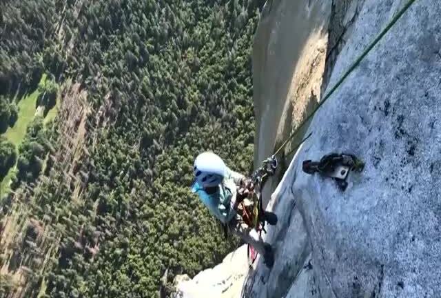 Bé gái 10 tuổi chinh phục vách núi dựng đứng cao 900m ở Mỹ