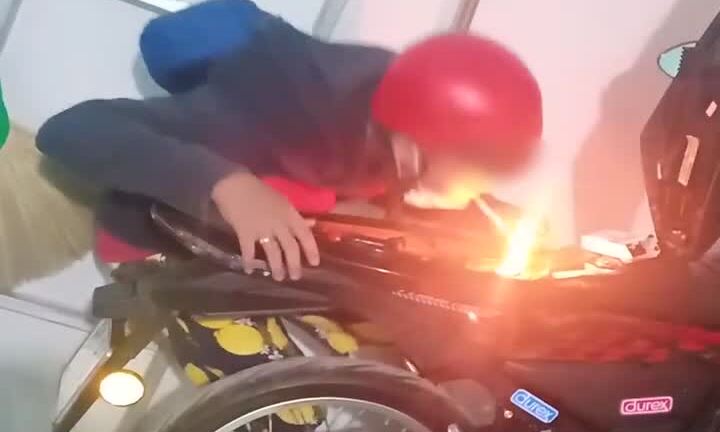 Chơi dại châm lửa bình xăng xe máy để hút thuốc, thanh niên bị dân mạng 'ném đá'