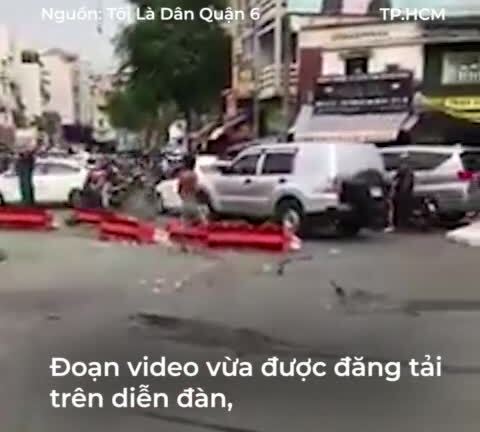 Người đàn ông phá dỡ thanh chắn bùng binh, gây náo loạn giao thông ở TP.HCM