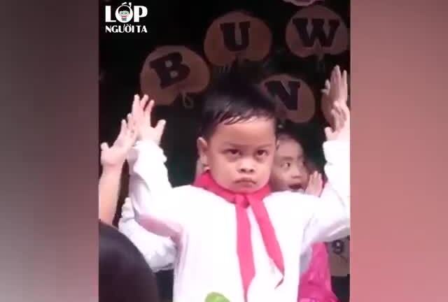 Cười nghiêng ngả với cậu bé có biểu cảm cực 'gắt' khi diễn văn nghệ ở trường