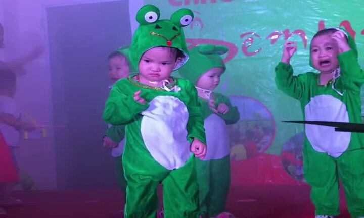 Bé gái mang biểu cảm 'hờn cả thế giới' khi múa khiến dân mạng bật cười